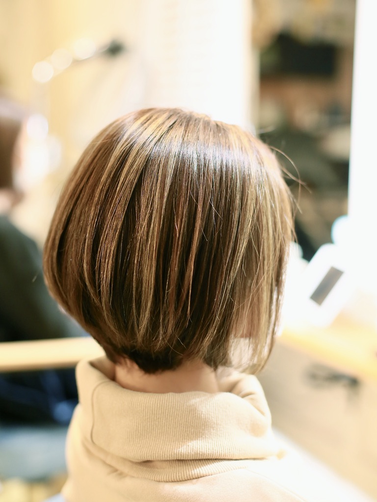 赤羽 前下がりショートボブ ケアブリーチ ハイライト グレージュ Rebeach HAIR RESORT