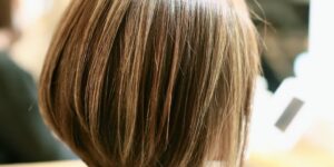 赤羽 前下がりショートボブ ケアブリーチ ハイライト グレージュ Rebeach HAIR RESORT